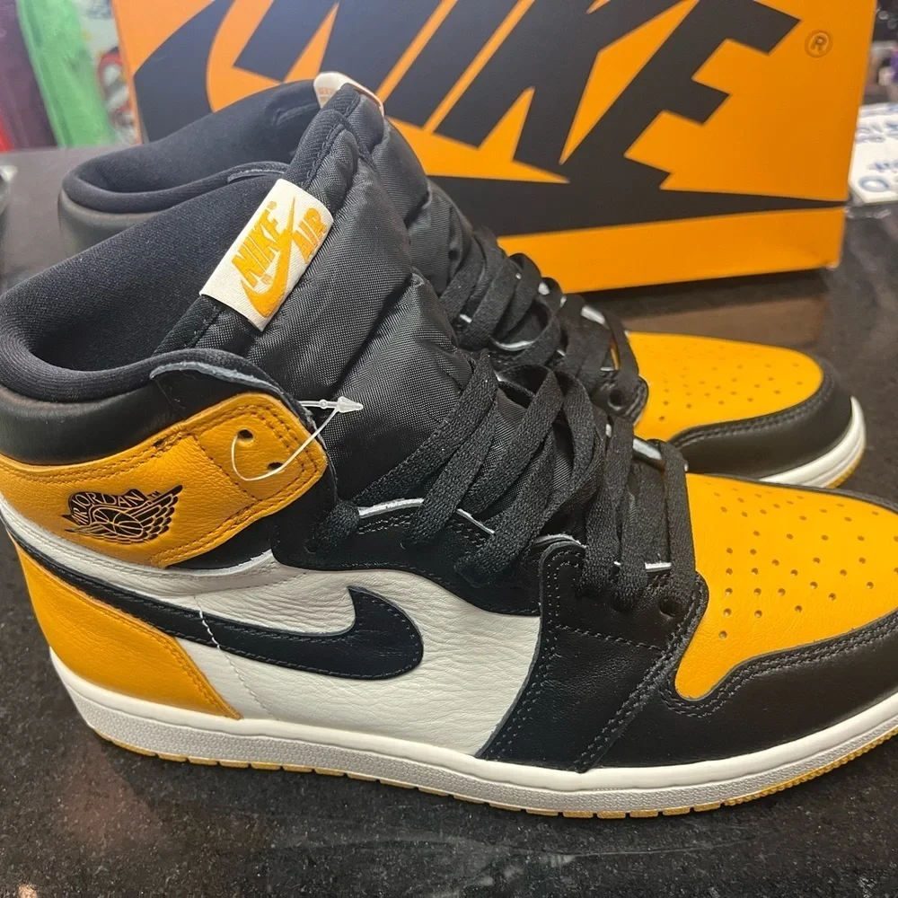 Sz 7 Air Jordan 1 Retro High OG 'Yellow Toe'